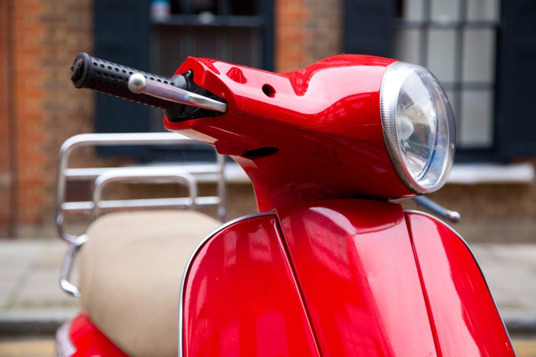 découvrez notre guide complet pour trouver la meilleure assurance moto 50cc. comparez les offres, les garanties et les prix pour assurer votre deux-roues en toute sérénité et roulez en toute sécurité.