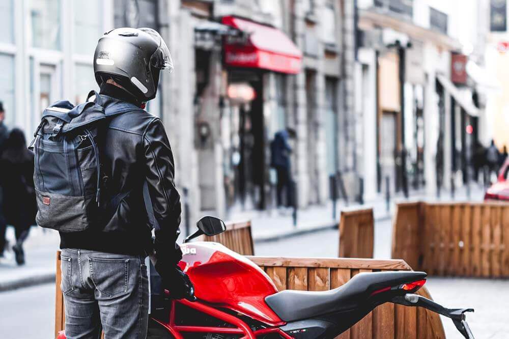 découvrez nos offres d'assurance moto spécialement conçues pour les jeunes conducteurs. profitez de garanties adaptées à votre profil et de tarifs compétitifs pour rouler en toute sécurité.