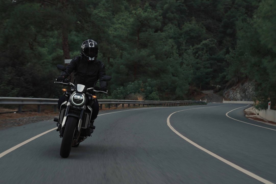 obtenez votre devis d'assurance moto axa en quelques clics. comparez les garanties, bénéficiez d'un service personnalisé et protégez votre deux-roues avec l'un des leaders de l'assurance. simplifiez vos démarches dès aujourd'hui !