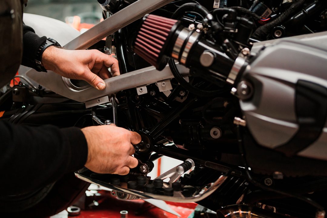 découvrez nos conseils pour un hivernage optimal de votre moto. protégez votre deux-roues des intempéries et préservez ses performances. suivez nos étapes essentielles pour un entretien réussi durant la saison froide.